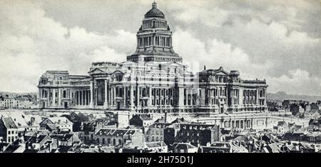 Eine historische Ansicht des Palais de Justice, Brüssel, Belgien. Entnommen aus einer Postkarte aus dem Jahr 1901. Stockfoto