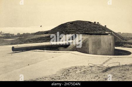 Eine 12in Kanone der Kaiser-Wilhelm-II-Batterie, Knocke sur Mer, Belgien, mit einer Reichweite von 37 km. Die Artilleriebatterie von vier 30.5 cm SK L/50 Geschützen schützte den besetzten Hafen von Zeebrugge. Das Bild stammt aus der zeit um 1920, als der Ort Touristen anzog. Stockfoto