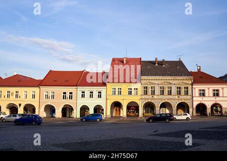 JICIN, TSCHECHISCHE REPUBLIK - 31. OKTOBER 2021: Bunte Häuser mit Arkaden am Valdstejnovo namesti oder am Wallenstein-Platz im Herbst Stockfoto