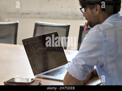 Indischer Geschäftsmann analysiert Börsencrypto-Trading-Chart. Stockfoto