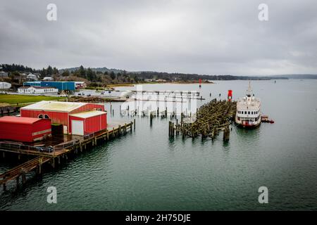 Altes Fährschiff, das am Empire Dock in Coos Bay, Oregon, in der Luft festgemacht ist Stockfoto