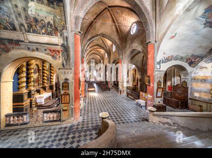 Saluzzo, Cuneo, Italien - 19. Oktober 2021: Innenraum der Kirche San Giovanni (14th. Jahrhundert) mit kreuzförmigen Schiffen und Fresken aus dem 15th. Jahrhundert Stockfoto