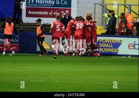 BARROW IN FURNESS, GBR. NOV 24th Crawley-Spieler feiern ihr Tor vor ihren Fans während des Sky Bet League 2-Spiels zwischen Barrow und Crawley Town in der Holker Street, Barrow-in-Furness am Samstag, dem 20th. November 2021. (Kredit: Ian Charles | MI News) Kredit: MI News & Sport /Alamy Live News Stockfoto