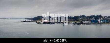 Empire Dock in Coos Bay, Oregon, Luftpanorama. Stockfoto