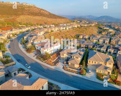 Wohnheime in den Vororten am Hang im Double Peak Park in San Maecos, Kalifornien Stockfoto