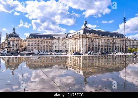 Bordeaux, Frankreich - 17. Sep 2021: Water Mirror, das größte reflektierende Becken der Welt am Kai der Garonne vor dem Place de la Bourse Stockfoto