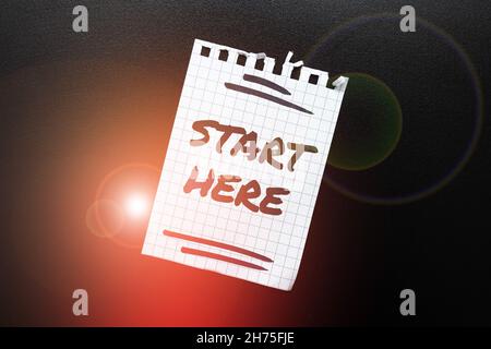 Textunterschrift mit der Präsentation Hier starten. Konzeptuelles Foto jemandem zu sagen, dass dies der Ausgangspunkt ist, um vom Ziel zum Ziel zu gelangen Stockfoto