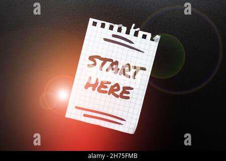 Textunterschrift mit der Präsentation Hier starten. Konzeptuelles Foto jemandem zu sagen, dass dies der Ausgangspunkt ist, um vom Ziel zum Ziel zu gelangen Stockfoto
