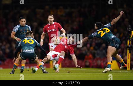 Der walisische Josh Adams (Mitte) wird vom australischen Tom Wright (rechts) während des Autumn International-Spiels im Fürstentum Stadium in Cardiff angegangen. Bilddatum: Samstag, 20. November 2021. Stockfoto