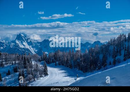 Auf dem Berg Zoncolan, Karnischen alpen nach einem großen Schneefall. Provinz Udine, Region Friaul-Julisch Venetien, Italien Stockfoto