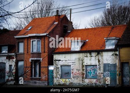 DOEL, BELGIEN - 25. Jan 2021: Die Geisterstadt Doel in Belgien mit braunen Ziegeldächern unter einem düsteren Himmel Stockfoto