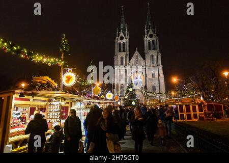 Prag, Tschechische Republik. 20th. November 2021. Der traditionelle Weihnachtsmarkt in Prag, Tschechische Republik, 20. November 2021. Quelle: VIT Simanek/CTK Photo/Alamy Live News Stockfoto