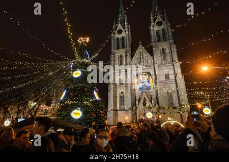 Prag, Tschechische Republik. 20th. November 2021. Der traditionelle Weihnachtsmarkt in Prag, Tschechische Republik, 20. November 2021. Quelle: VIT Simanek/CTK Photo/Alamy Live News Stockfoto