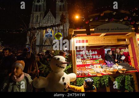 Prag, Tschechische Republik. 20th. November 2021. Der traditionelle Weihnachtsmarkt in Prag, Tschechische Republik, 20. November 2021. Quelle: VIT Simanek/CTK Photo/Alamy Live News Stockfoto