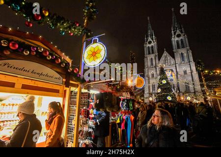 Prag, Tschechische Republik. 20th. November 2021. Der traditionelle Weihnachtsmarkt in Prag, Tschechische Republik, 20. November 2021. Quelle: VIT Simanek/CTK Photo/Alamy Live News Stockfoto