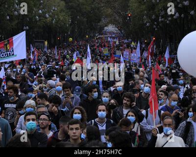 Lissabon, Portugal. 20th. November 2021. (INT) Nationale Demonstration der Arbeitnehmer in Lissabon. 20. November 2021, Lissabon, Portugal: Portugiesische Arbeitnehmer nehmen am Samstag (20) an einer nationalen Demonstration für bessere Löhne, Reduzierung der Wochenarbeitszeit Teil und fordern, Prekarität zu beseitigen und die kollektive Einstellung auf dem Marques de Pombal-Platz auf einem Spaziergang zum Restauradores-Platz in Lissabon, der Hauptstadt Portugals, zu verteidigen (Foto: © Edson De Souza/TheNEWS2 über ZUMA Press Wire) Stockfoto