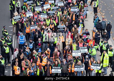 Demonstranten marschieren, während sie Plakate halten, auf denen steht, dass sie während der Demonstration von meiner Regierung verraten wurden.Insulate Britain ist eine zivile Widerstandskampagne, die die britische Regierung auffordert, ein nationales Programm zur Isolierung von Wohnheimen zu finanzieren. Einer der 9 Aktivisten, kollektiv als Highway 9 bekannt, darunter Ben Taylor, wurde in den letzten Monaten wegen einer Reihe von Protesten zu Gefängnis verurteilt. Die Gruppe protestierte, um mehr Maßnahmen der Boris-Regierung zur Bewältigung von Klimanotfällen zu fordern. Der marsch begann vor den königlichen Gerichtshöfen und ging zum Parlament. Stockfoto