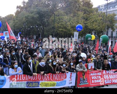 Lissabon, Portugal. 20th. November 2021. (INT) Nationale Demonstration der Arbeitnehmer in Lissabon. 20. November 2021, Lissabon, Portugal: Portugiesische Arbeitnehmer nehmen am Samstag (20) an einer nationalen Demonstration für bessere Löhne, Reduzierung der Wochenarbeitszeit Teil und fordern, Prekarität zu beseitigen und die kollektive Einstellung auf dem Marques de Pombal-Platz auf einem Spaziergang zum Restauradores-Platz in Lissabon, der Hauptstadt Portugals, zu verteidigen (Foto: © Edson De Souza/TheNEWS2 über ZUMA Press Wire) Stockfoto
