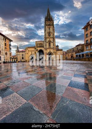 Cathedral Square in Oviedo, Asturias, Spanien. Stockfoto