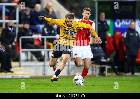 AESSAL New York Stadium, Rotherham, England - 20th. November 2021 Sam Smith (10) aus Cambridge und Dan Barlaser (4) aus Rotherham kämpfen um den Ball - während des Spiels Rotherham United gegen Cambridge United, EFL League One 2021/22, AESSEAL New York Stadium, Rotherham, England - 20th. November 2021, Credit: Arthur Haigh/WhiteRoseFotos/Alamy Live News Stockfoto