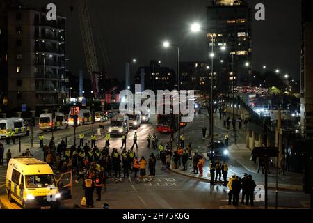 London, Großbritannien. 20th. November 2021. Beleidigung britischer Demonstranten verursachen Verkehrsprobleme, die die Straße am Vauxhall Cross blockieren Credit: Londonphotos/Alamy Live News Stockfoto