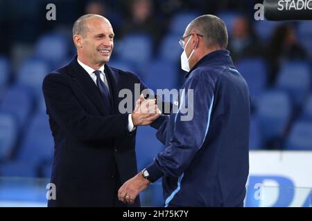 Massimiliano Allegri Cheftrainer von Juventus (L) und Maurizio Sarri Cheftrainer von Lazio (R) begrüßen sich vor dem italienischen Meisterschaft Serie A Fußballspiel zwischen SS Lazio und Juventus FC am 20. November 2021 im Stadio Olimpico in Rom, Italien - Foto: Federico Proietti/DPPI/LiveMedia Stockfoto