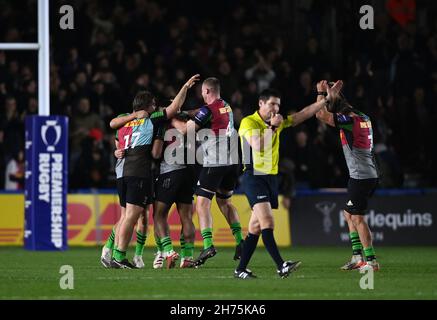 Twickenham, Großbritannien. 19th. November 2021. Premiership Rugby. Harlekine V. Northampton Saints. Der Stoop. Twickenham. Die Harlequins-Spieler feiern ihren Sieg, als Mike Hudson (Schiedsrichter) während des Premiership Cup-Spiels zwischen Harlequins und Northampton Saints am Stoop, Twickenham, die Schlusspfeife bläst. Kredit: Sport In Bildern/Alamy Live Nachrichten Stockfoto