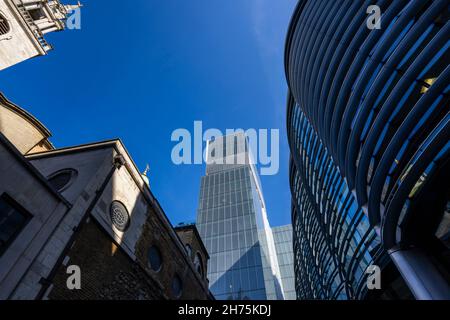 New Court, der Hauptsitz der Rothschild Bank in London EC4, von Walbrook im Londoner Banken- und Finanzviertel aus gesehen, entworfen von Rem Koolhaus Stockfoto