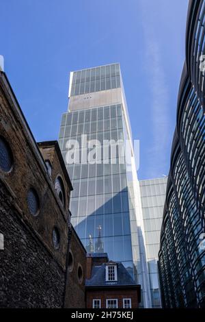 New Court, der Hauptsitz der Rothschild Bank in London EC4, von Walbrook im Londoner Banken- und Finanzviertel aus gesehen, entworfen von Rem Koolhaus Stockfoto