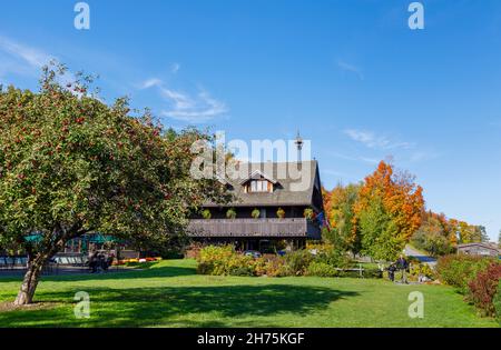 Die ikonische von Trapp Family Lodge, ein luxuriöses Hotel in den Bergen mit europäischer Architektur im Chalet-Stil in Stowe, Vermont, New England, USA Stockfoto