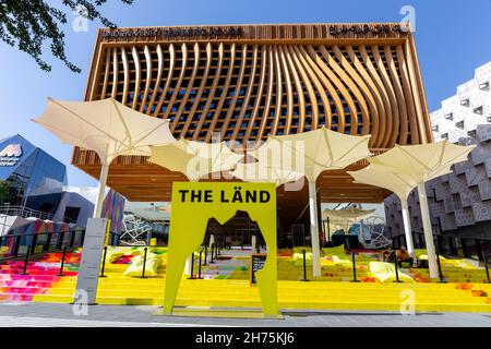 Dubai, VAE, 15.11.2021. Pavillon Baden-Württemberg auf der Expo 2020 Dubai, Holzfassade mit gelben Schirmen vorne. Stockfoto