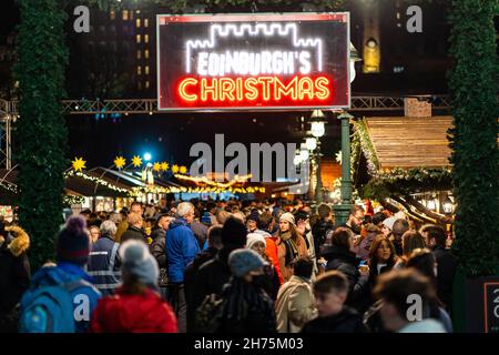 Edinburgh, Schottland, Großbritannien. 20th. November 2021. Am Eröffnungstag des traditionellen Weihnachtsmarktes in Edinburghs East Princes Street Gardens standen Tausende von Besuchern bis zu 30 Minuten lang Schlange, um Eintritt zu erhalten. Der Markt ist viel kleiner als in den Vorjahren und Überfüllung war ein Problem. PIC; große Menschenmengen von Besuchern drängen den Eingang zum Markt, der darauf wartet, einzutreten. Iain Masterton/Alamy Live News. Stockfoto