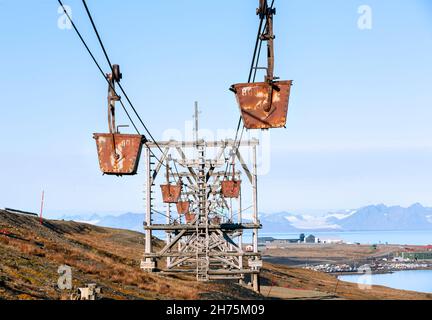 Über er alte Seilbahn für den Transport von Kohle aus Minen in Longyearbyen, Svalbard, Spitzbergen, Norwegen Suchen Stockfoto