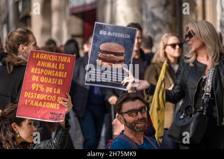 Barcelona, Spanien. 20th. November 2021. Aktivisten hielten während der Demonstration Plakate mit ihrer Meinung.Aktivisten der Tieraufstand besetzten eine Terrasse eines McDonalds-Establishments in Passeig de Gràcia in Barcelona, wo sie den Übergang zu einem gerechteren und nachhaltigeren Ernährungssystem forderten. Kredit: SOPA Images Limited/Alamy Live Nachrichten Stockfoto