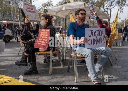 Barcelona, Spanien. 20th. November 2021. Aktivisten hielten während der Demonstration Plakate mit ihrer Meinung.Aktivisten der Tieraufstand besetzten eine Terrasse eines McDonalds-Establishments in Passeig de Gràcia in Barcelona, wo sie den Übergang zu einem gerechteren und nachhaltigeren Ernährungssystem forderten. Kredit: SOPA Images Limited/Alamy Live Nachrichten Stockfoto