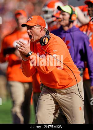 20. November 2021:Dabo Swinney, Cheftrainer von Clemson Tigers, jubelt in der ersten Hälfte eines NCAA-Fußballspiels im Memorial Stadium in Clemson, South Carolina, über seine Verteidigung. Rusty Jones/Cal Sport Media Stockfoto