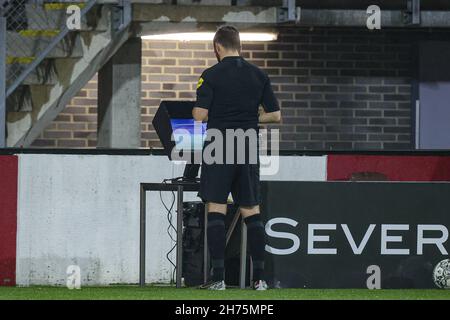 ROTTERDAM, NIEDERLANDE - 20. NOVEMBER: Schiedsrichter Edwin van de Graaf überprüft den VAR während des niederländischen Eredivisie-Spiels zwischen Sparta Rotterdam und FC Twente am 20. November 2021 in Het Kasteel in Rotterdam, Niederlande (Foto: Herman Dingler/Orange Picts) Stockfoto