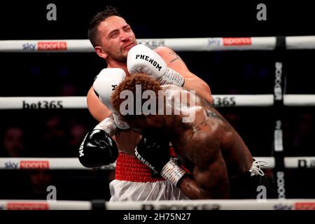 LONDON, ENGLAND - 20th. NOVEMBER: Mikael Lawal schlägt Leonardo Damian Bruzzese (R) während der Boxxer-WM in der SSE Arena, Wembley, am 20th 2021. November aus. Stockfoto