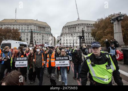 London, England, Großbritannien. 20th. November 2021. London, Großbritannien, 20th. November 2021. Hunderte von friedlichen Demonstranten aus verschiedenen Aktivistengruppen haben sich vor dem zentralen Gerichtshof versammelt und sind zum Parlamentsplatz und zur Lambeth-Brücke marschiert. Sie protestieren gegen die Inhaftierung von neun britischen Aktivisten und das neu genehmigte Gesetz über Polizei, Verbrechen, Verurteilung und Gerichte (16th. Oktober), das von großen nationalen und internationalen Zivil- und Menschenrechtsorganisationen als "rakonisch" definiert wurde. Die neun Aktivisten stellten die Gerichtsentscheidungen bezüglich ihrer Proteste, die große nationale Mitglieder blockierten, direkt in Frage Stockfoto