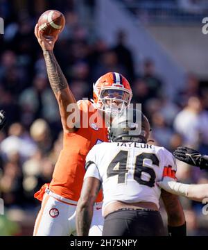 20. November 2021: Clemson Tigers Quarterback D.J. Uiagalelei (5) passiert Wake Forest Demon Deacons Linebacker DJ Taylor (46) während der ersten Hälfte eines NCAA-Fußballspiels im Memorial Stadium in Clemson, South Carolina. Rusty Jones/Cal Sport Media Stockfoto