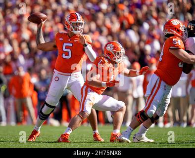 20. November 2021: Clemson Tigers Quarterback D.J. Uiagalelei (5) bereitet während der ersten Hälfte eines NCAA-Fußballspiels im Memorial Stadium in Clemson, South Carolina, den Pass vor. Rusty Jones/Cal Sport Media Stockfoto