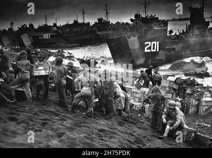 IWO JIMA, PAZIFISCHER OZEAN - 19. Februar 1945 - aus den klaffenden Mündern der US-Küstenwache und des Landing Craft der US Navy stieg der große Einmarsch der Invasion auf Stockfoto