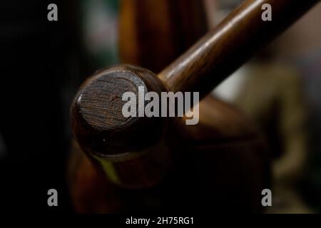 Nahaufnahme eines Holzhammers. Es wird für Musikinstrumente verwendet. Stockfoto