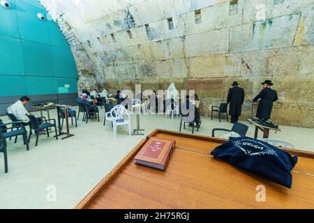 JERUSALEM, ISRAEL - 14. JANUAR 2020: Religiöse Juden beten an der Westmauer im Tunnel der Westmauer in der Altstadt von Jerusalem. Stockfoto