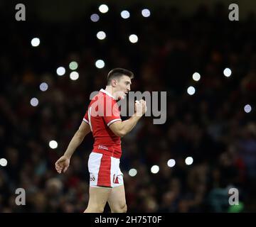 Cardiff, Großbritannien. 20th. November 2021. Josh Adams aus Wales schaut zu. Rugby Herbst Nationen Serie Spiel, Wales gegen Australien im Fürstentum Stadion in Cardiff am Samstag 20th November 2021. PIC von Andrew Orchard/Andrew Orchard Sport Fotografie/ Alamy Live News Kredit: Andrew Orchard Sport Fotografie/Alamy Live Nachrichten Stockfoto