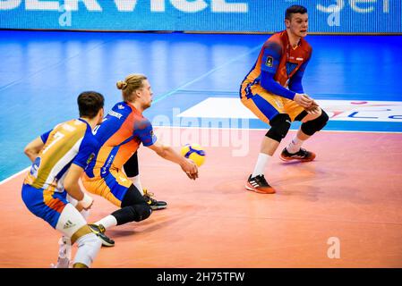 Latina, Italien. 20th. November 2021. Donovan Dzavoronok (Vero Volley Monza) während der Top Volley Cisterna gegen Vero Volley Monza, Volleyball Italienische Serie A Männer Superliga Meisterschaft in Latina, Italien, November 20 2021 Quelle: Independent Photo Agency/Alamy Live News Stockfoto