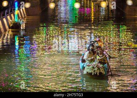 Bangkok, Thailand. 19th. November 2021. Volksboot im Ong Ang Kanal während des Loy Krathong Festivals in Bangkok, Thailand, am 19. November 2021. Quelle: Wang Teng/Xinhua/Alamy Live News Stockfoto