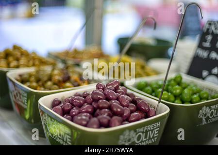 Eine Auswahl an Oliven wird im Soho Food Feast ausgestellt Stockfoto