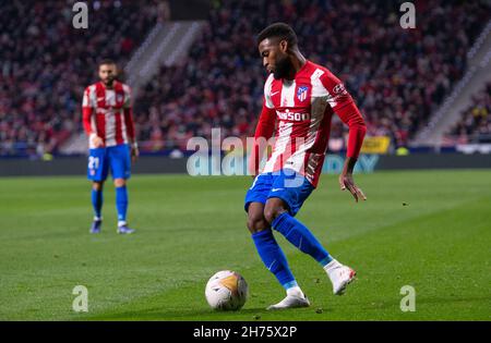 Estadio Wanda Metropolitano, Madrid, Spanien. 20th. November 2021. La Liga Santander für Männer, Club Atletico de Madrid gegen CA Osasuna. Thomas Lemar überquert den Ball Kredit: Action Plus Sports/Alamy Live News Stockfoto