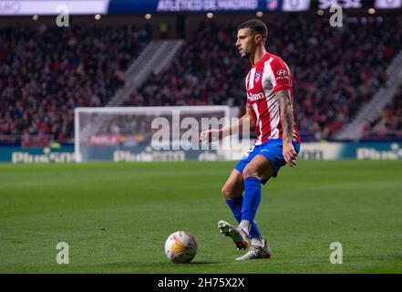 Estadio Wanda Metropolitano, Madrid, Spanien. 20th. November 2021. La Liga Santander für Männer, Club Atletico de Madrid gegen CA Osasuna. Mario Hermoso steuert den Ball Kredit: Action Plus Sports/Alamy Live News Stockfoto